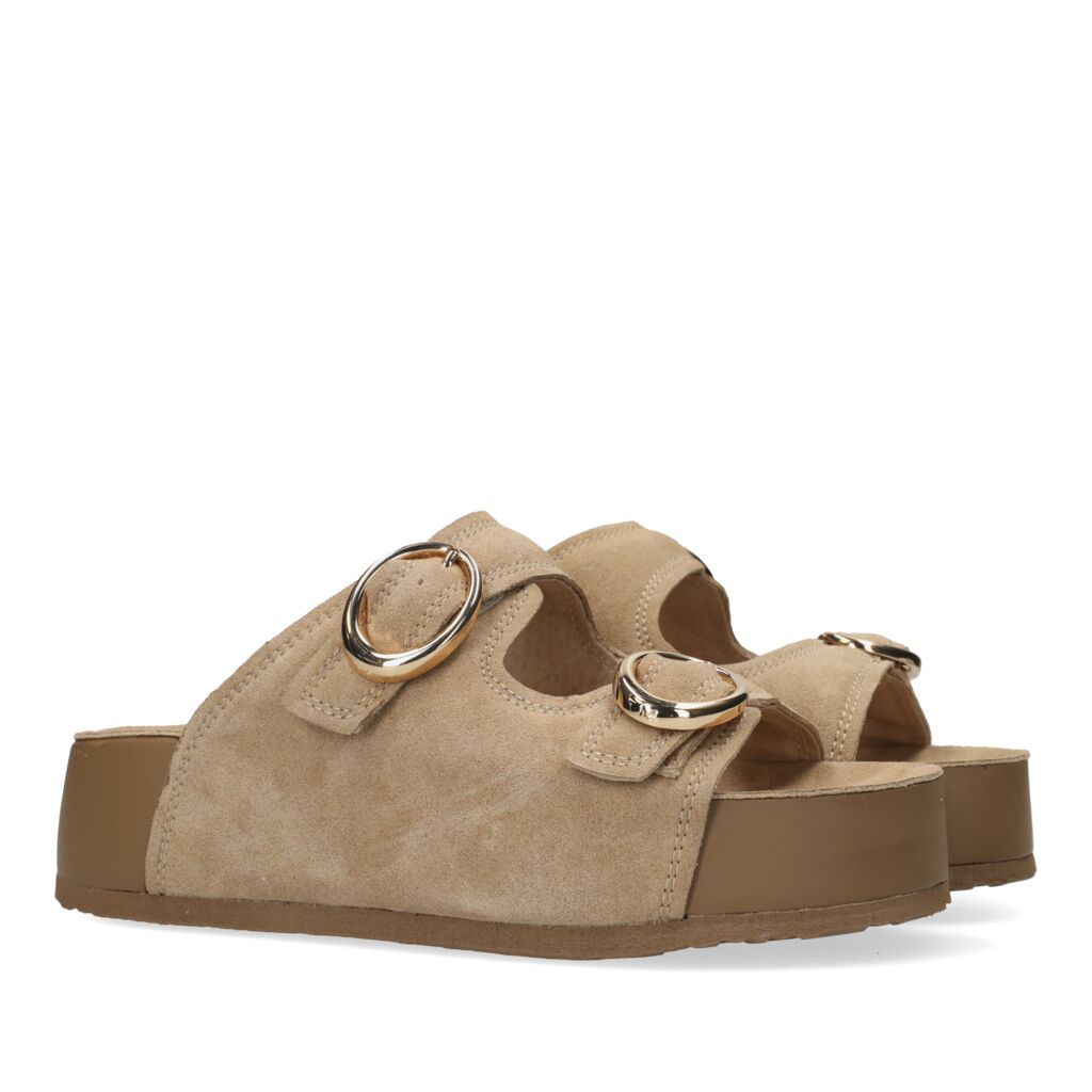 Γυναικεία μπεζ slide sandals με διπλό λουράκι και μεταλλικές αγκράφες