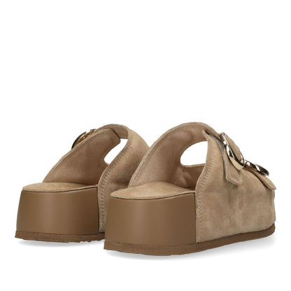 Γυναικεία μπεζ slide sandals με διπλό λουράκι και μεταλλικές αγκράφες