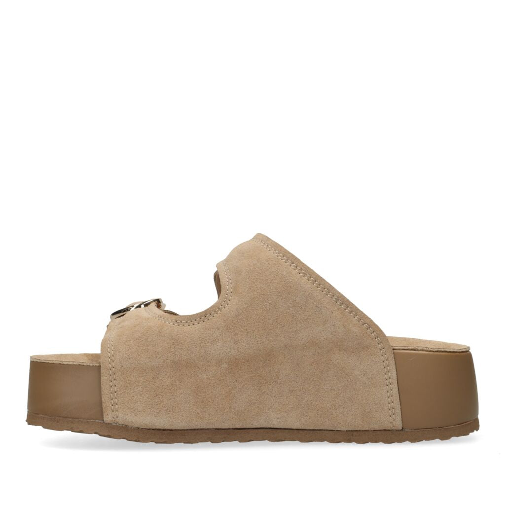 Γυναικεία μπεζ slide sandals με διπλό λουράκι και μεταλλικές αγκράφες