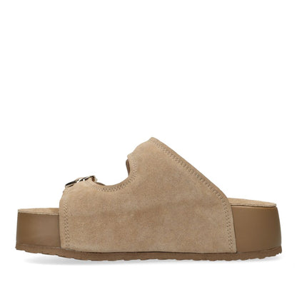 Γυναικεία μπεζ slide sandals με διπλό λουράκι και μεταλλικές αγκράφες