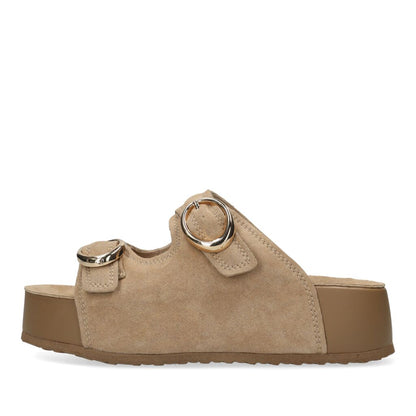 Γυναικεία μπεζ slide sandals με διπλό λουράκι και μεταλλικές αγκράφες