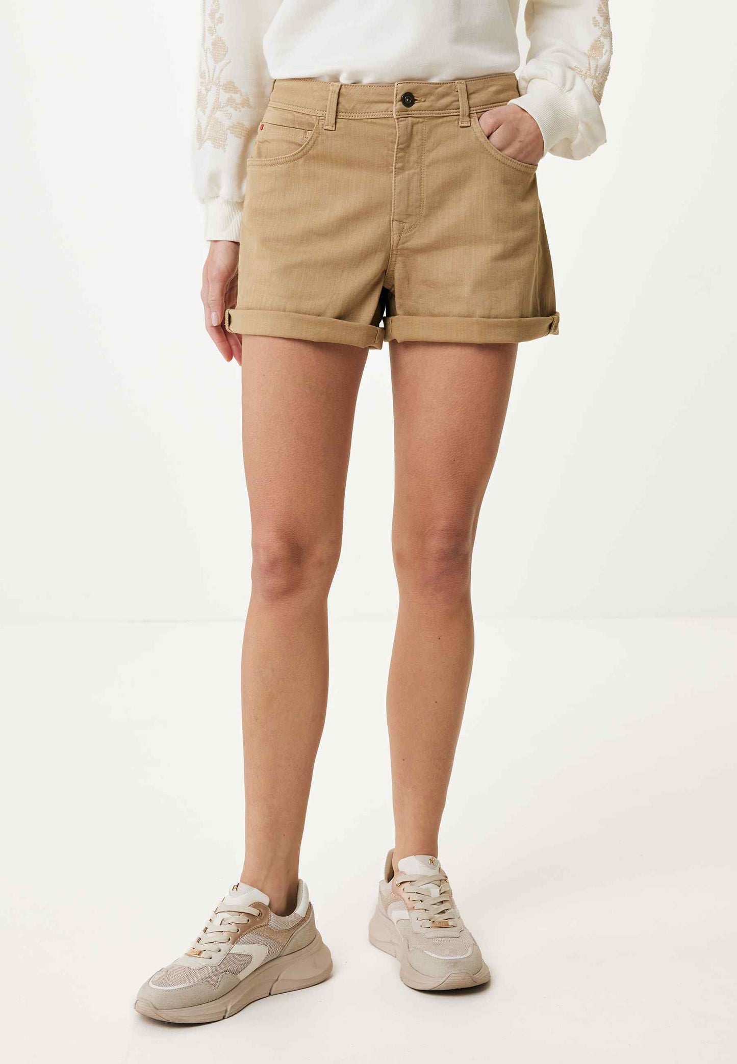 Mid Waist Shorts in Loose Line